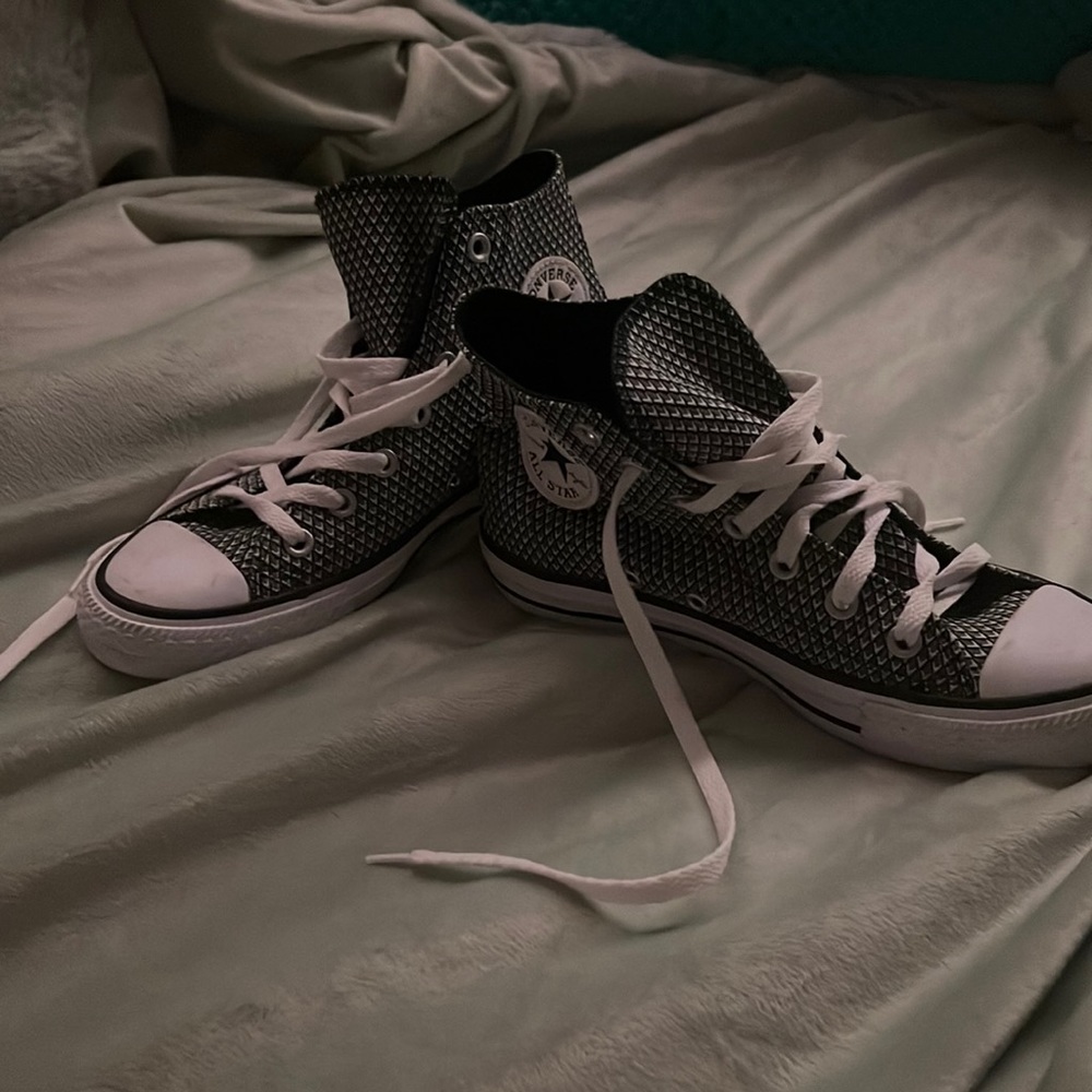 Chuck Taylor- black and white textured V patterned sneakers